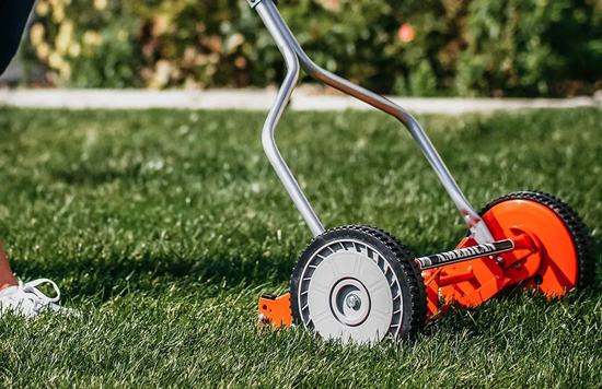  ¿Con qué cortar el césped en tu casita con pequeño jardín?